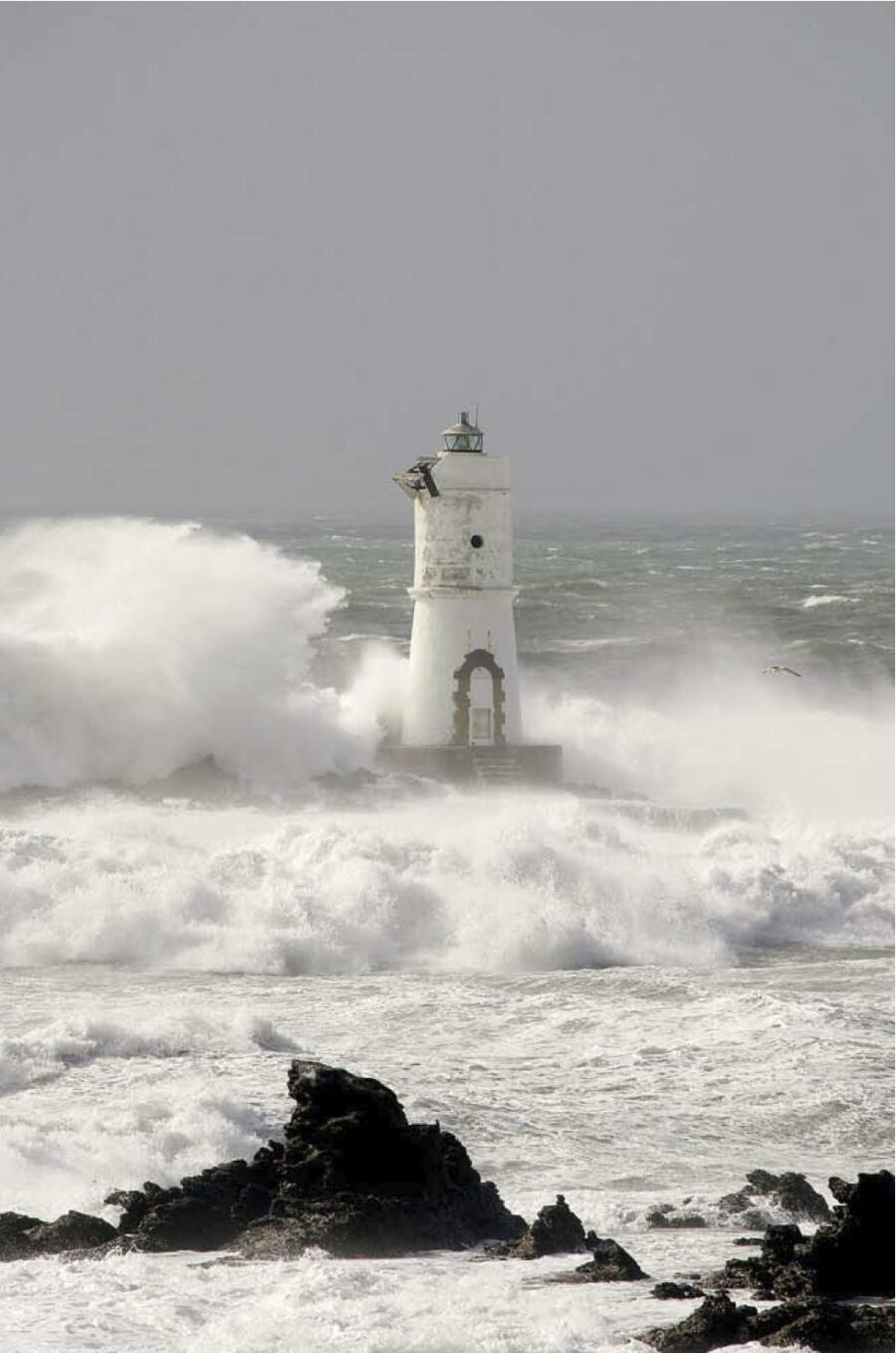 I fari illuminano la rotta per viaggiare  in un mare di storia del nostro Paese