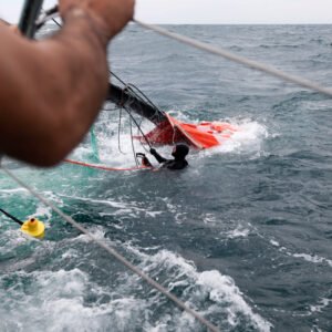 Groupama rompe l’albero ed è costretta a sospendere la Volvo Ocean Race