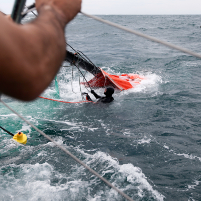 Groupama rompe l'albero ed è costretta a sospendere la Volvo Ocean Race