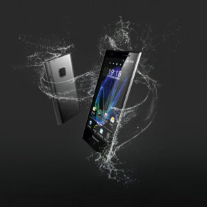 Il telefonino cade in acqua? Niente  paura, è un Panasonic Eluga…
