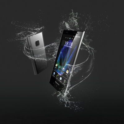 Il telefonino cade in acqua? Niente  paura, è un Panasonic Eluga...