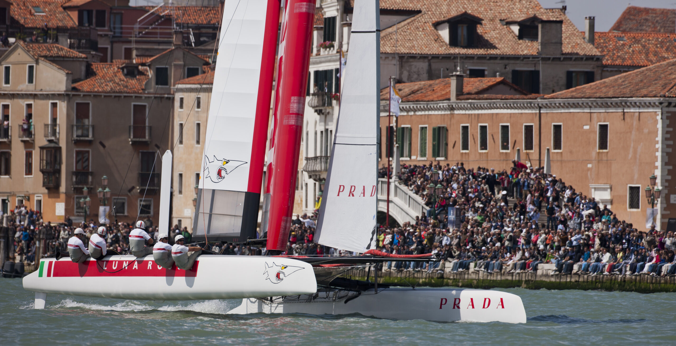 Swordfish e Piranha, le due facce  di Luna Rossa risplendono su Venezia