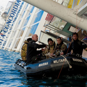 La Costa Concordia si sta inabissando. Un video mostra come è possibile salvarla