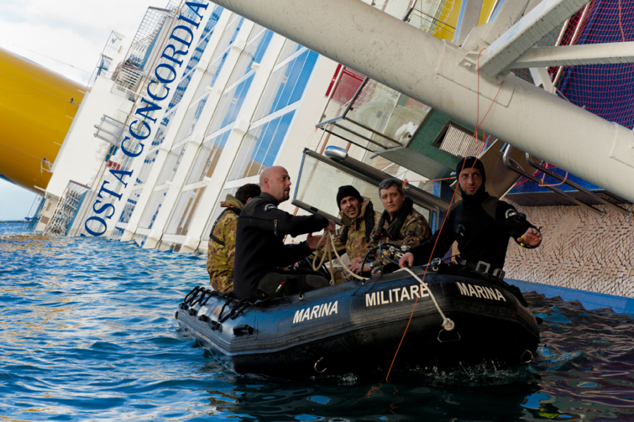 La Costa Concordia si sta inabissando. Un video mostra come è possibile salvarla