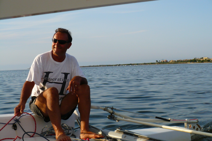 Simone, il meccanico che vi fa scoprire la Sicilia sui suoi catamarani