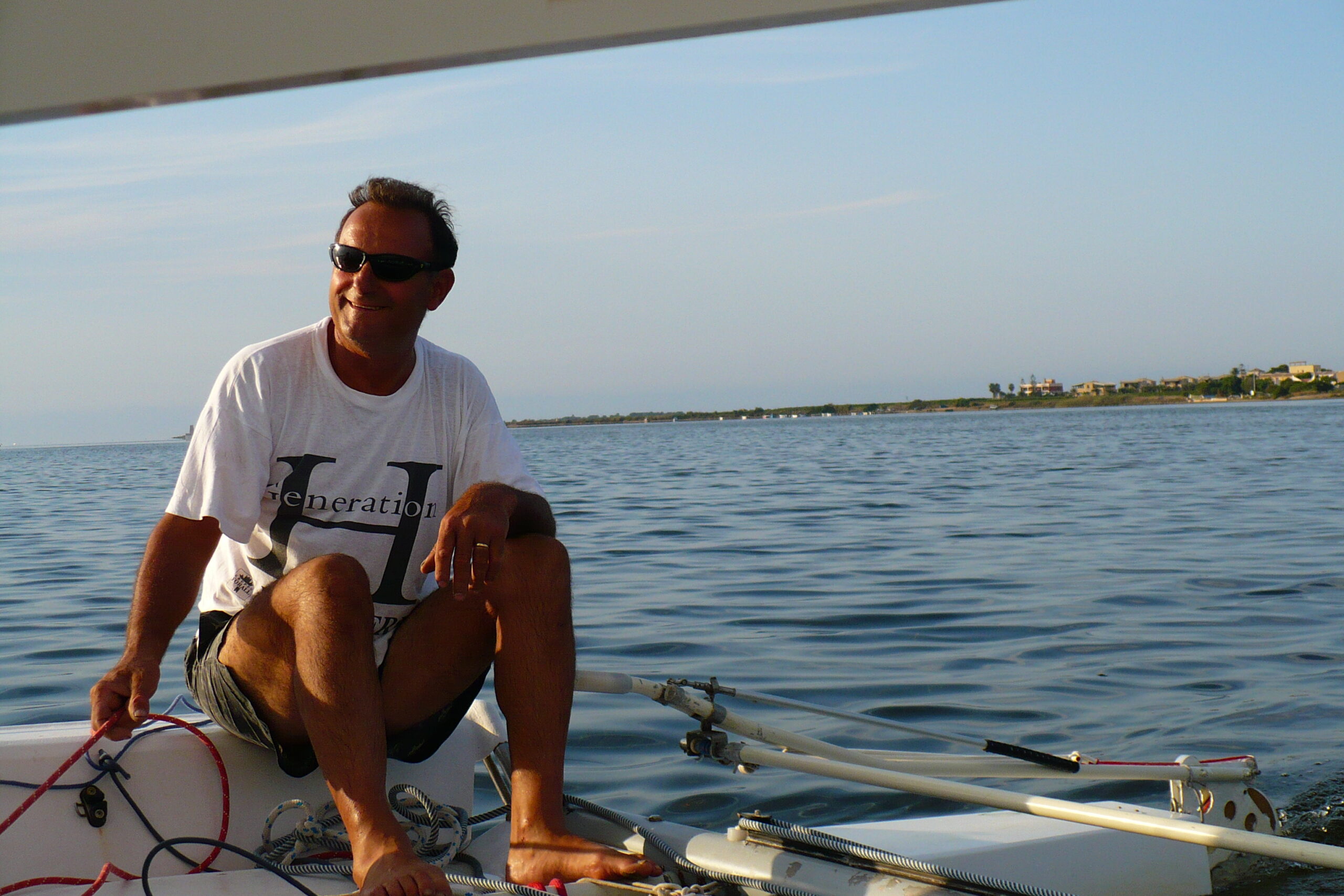 Simone, il meccanico che vi fa scoprire la Sicilia sui suoi catamarani