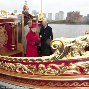 Diamond Jubilee, 1000 barche hanno sfilato sul Tamigi per i 60 anni di regno di Elisabetta