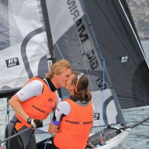 Mi vuoi sposare? La richiesta di matrimonio arriva nel bel mezzo della regata