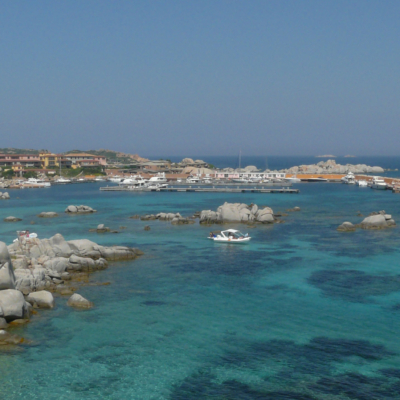 Cavallo, tutta la privacy di un'isola privata con il pieno dello yacht a prezzo scontato