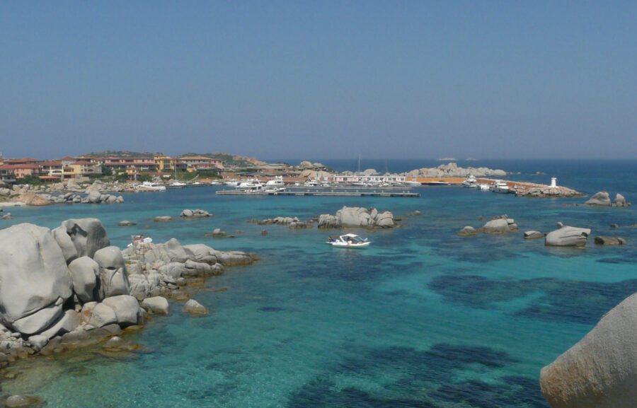 Cavallo, tutta la privacy di un'isola privata con il pieno dello yacht a prezzo scontato