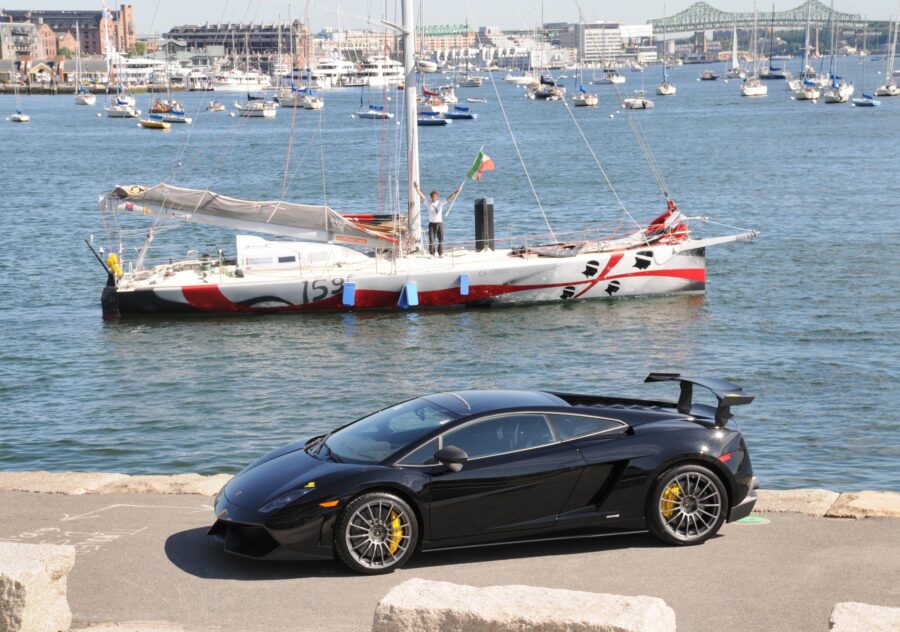 Vento di Sardegna, la tenuta di strada della Lamborghini aiuta a tenere meglio il mare