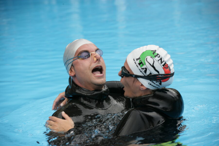 Il bacio in apnea più lungo del mondo?  È durato 3 minuti e 43 secondi