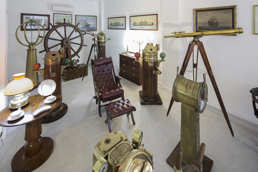 Il Corsaro che assalta le navi  per salvare oggetti d'arredo unici