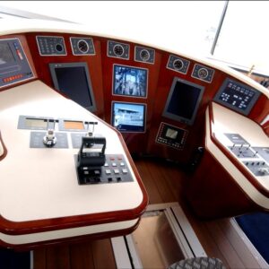 La pietra che si lavora come legno  e rende eterni gli arredi di uno yacht