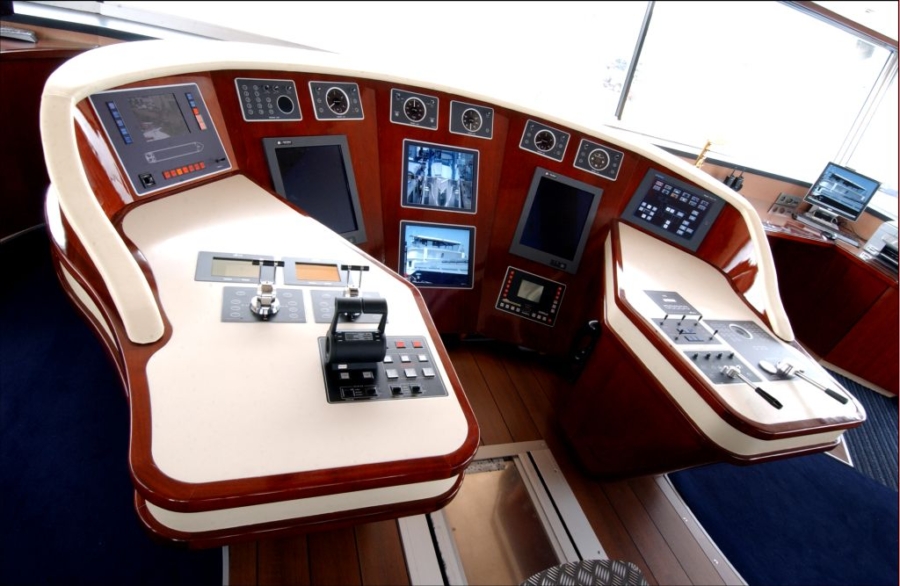 La pietra che si lavora come legno  e rende eterni gli arredi di uno yacht