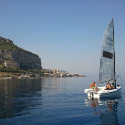 La barca ibrida? È metà a vela e metà gommone e ha l'energia fotovoltaica