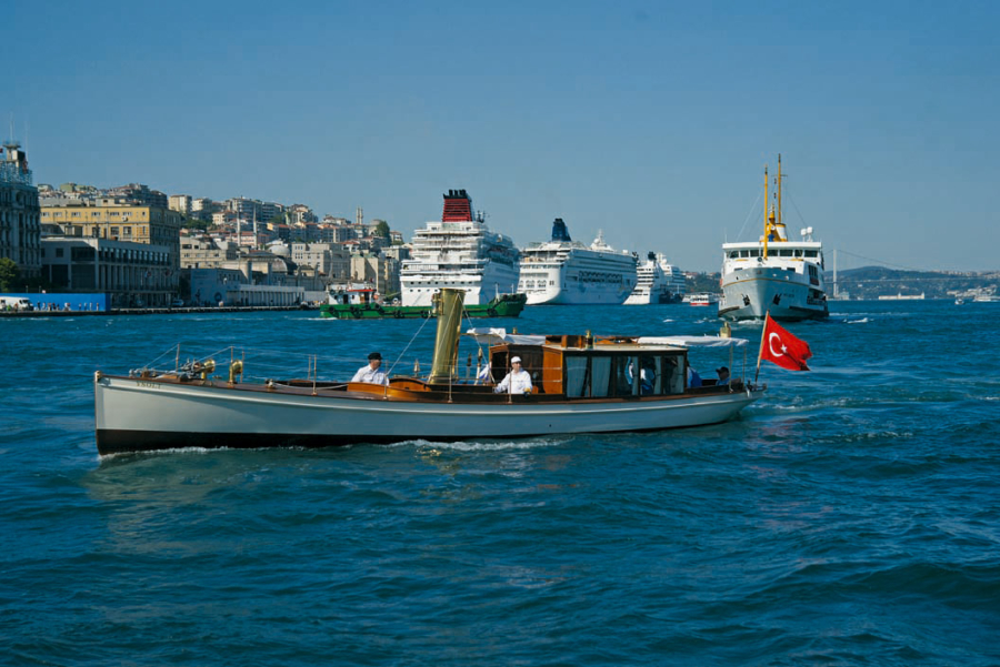 Ysolt, la lancia a vapore del 1893 che  dal Solent ha navigato nel Bosforo