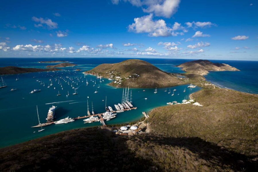 I cigni di Swan volano nel paradiso blu delle acque delle Isole Vergini