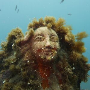 Zoagli, tutti sott’acqua per le foto  alla statua della Madonnina del mare