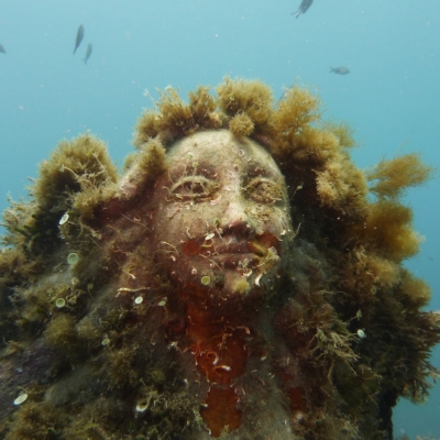 Zoagli, tutti sott'acqua per le foto  alla statua della Madonnina del mare