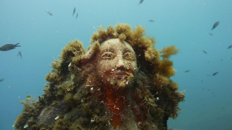 Zoagli, tutti sott'acqua per le foto  alla statua della Madonnina del mare