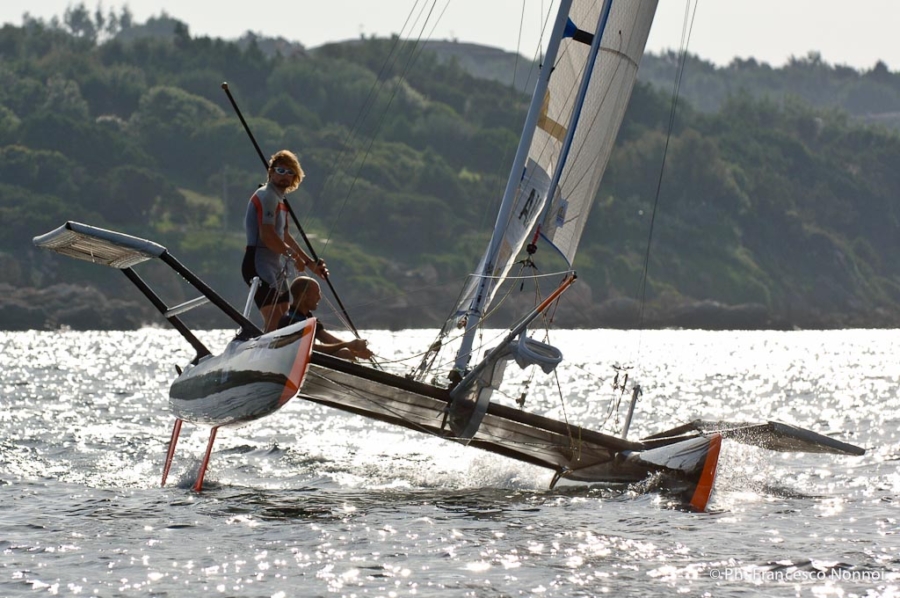 Circumnavigare la Sardegna in 3 giorni  in catamarano? One Shot ci prova
