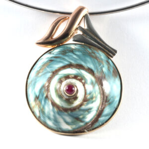 Maddalena Rocco, l’artista che affida  i suoi messaggi a un mare di gioielli…