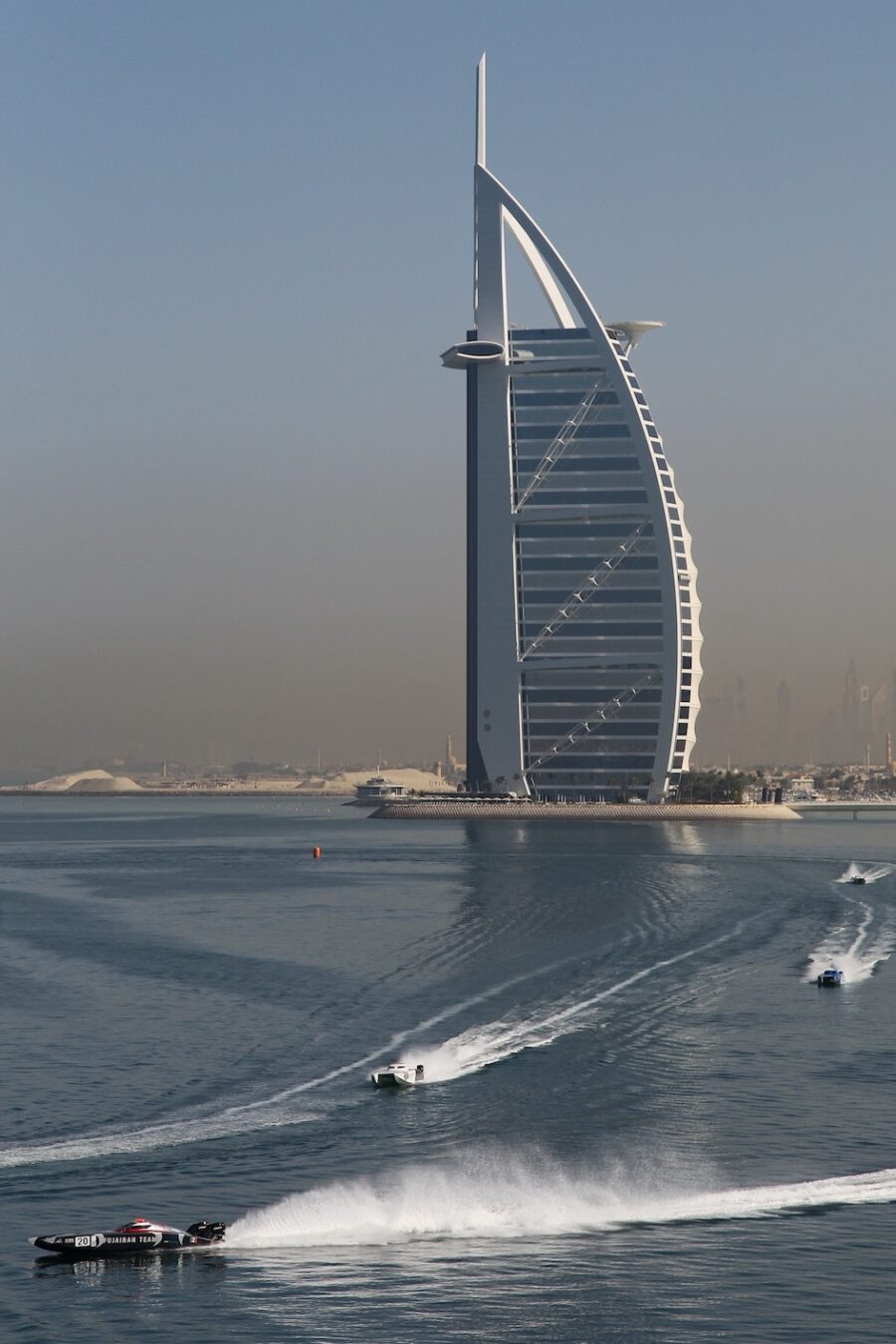 Mondiali offshore, il team Fazza vola  sotto la vela del Burj-Al-Arab