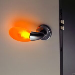 Maniglie luminose, sulle imbarcazioni  indicano la rotta per la salvezza