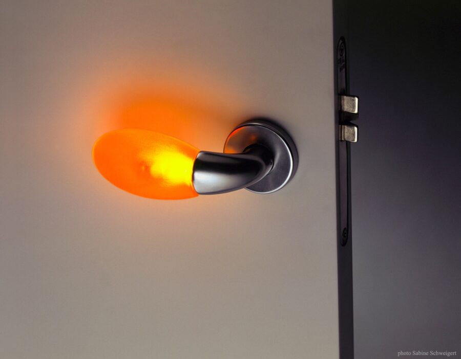 Maniglie luminose, sulle imbarcazioni  indicano la rotta per la salvezza