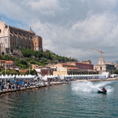 Il campione europeo di moto d'acqua  Mattia Fracasso accende l'Ymf di Gaeta