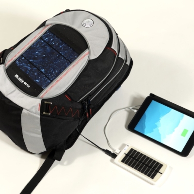 Telefonino scarico in mezzo al mare?  Ricaricatelo con l'energia del sole