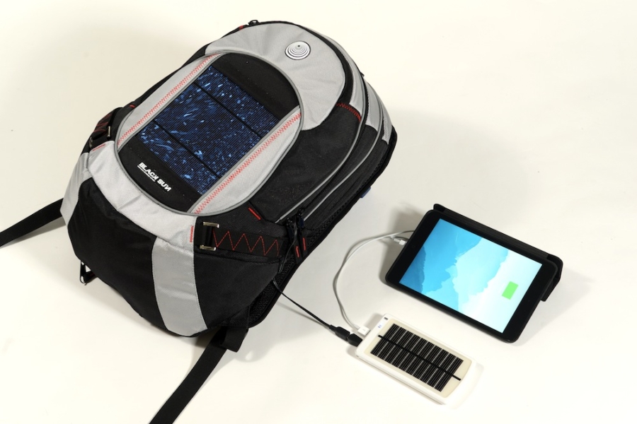 Telefonino scarico in mezzo al mare?  Ricaricatelo con l'energia del sole