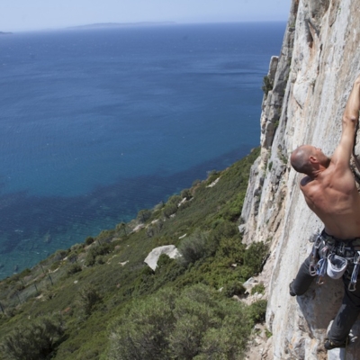 Arrampicate a strapiombo sul mare,  in Sardegna c'è un mare di rotte sulla roccia