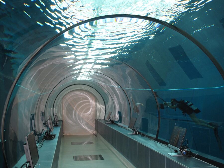 Metà piscina, metà mare: ecco la vasca  per immergersi a 42 metri di profondità