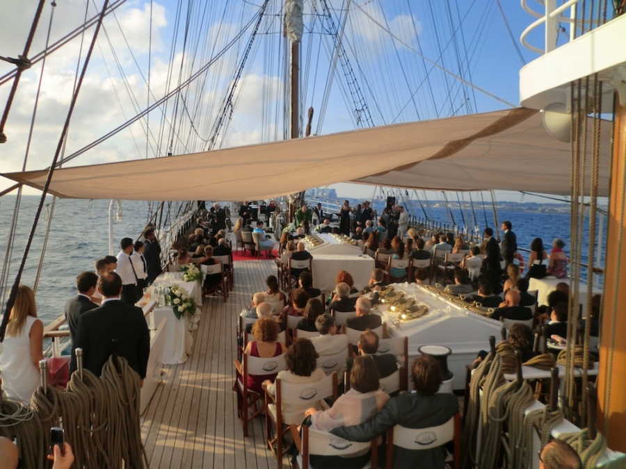 Matrimoni a gonfie vele? Basta farli  salpare a bordo di un antico veliero