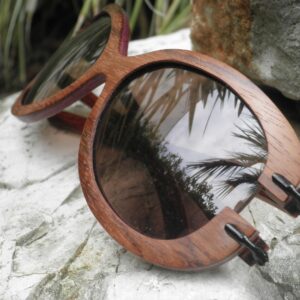 Occhiali in legno First Class, il fascino  che cattura un mare di sguardi