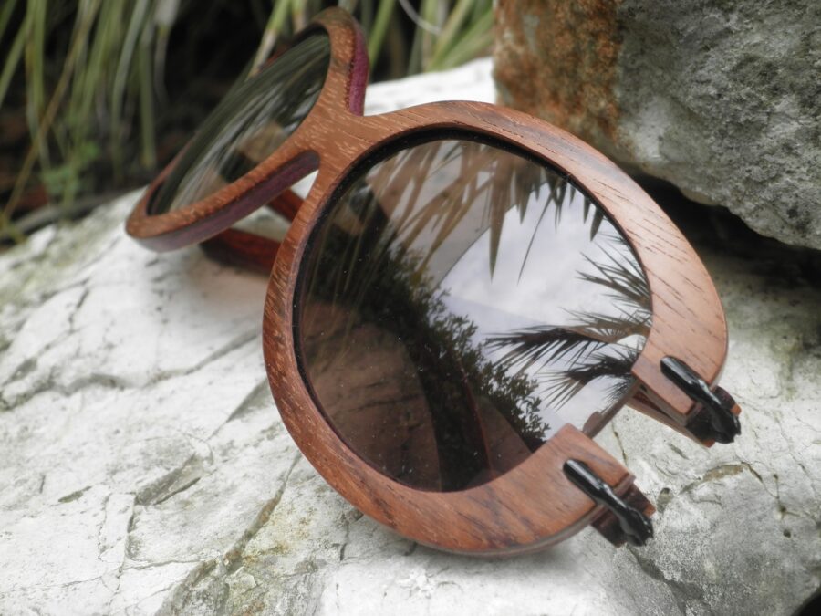 Occhiali in legno First Class, il fascino  che cattura un mare di sguardi