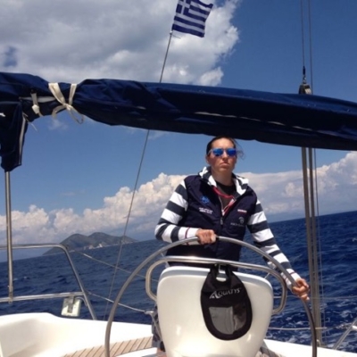 La studentessa skipper vi insegna  ad ammirare la Grecia dal mare