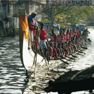 Le barche a remi più lunghe del mondo  gareggiano nella Venezia dell’India