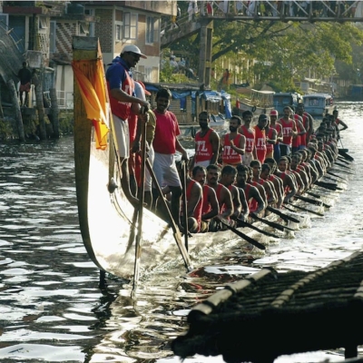 Le barche a remi più lunghe del mondo  gareggiano nella Venezia dell'India