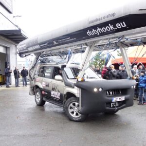 Auto galleggianti, ecco il fuoristrada  catamarano e la cabrio sommergibile