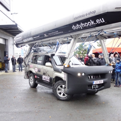 Auto galleggianti, ecco il fuoristrada  catamarano e la cabrio sommergibile