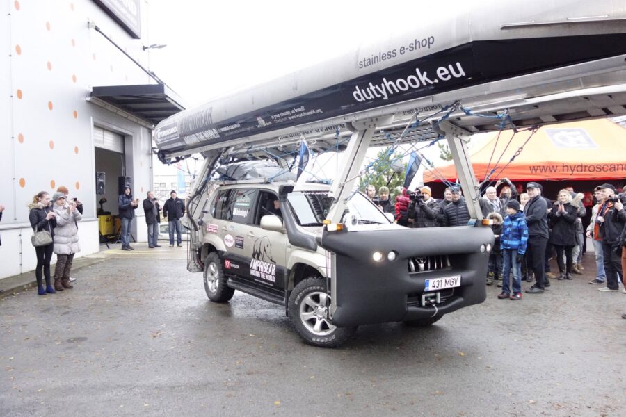 Auto galleggianti, ecco il fuoristrada  catamarano e la cabrio sommergibile