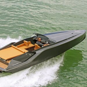 Feltrinelli porta in Italia il 747 Mirage  il motoscafo che vola sull’acqua