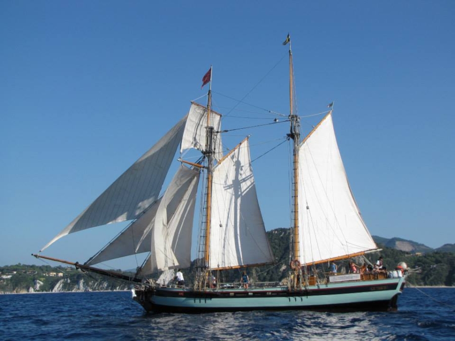 Il mare di ieri e di oggi racchiuso in una foto? Chi la scatta salpa in goletta