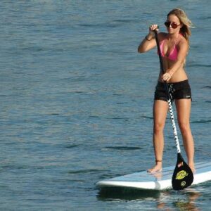 Pagaiare in piedi su una tavola? Lo fanno  anche Sean Penn, Jennifer Aniston…