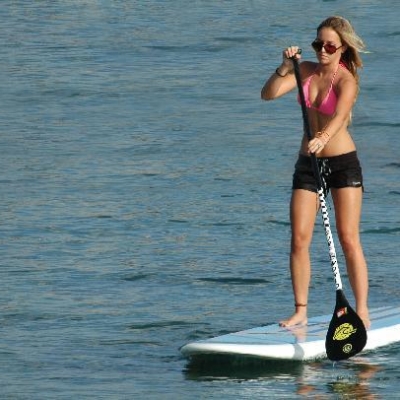 Pagaiare in piedi su una tavola? Lo fanno  anche Sean Penn, Jennifer Aniston...