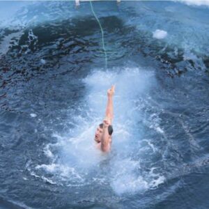 Un tuffo dove il ghiaccio è più blu. Al Polo  un rompighiaccio vi scava la piscina