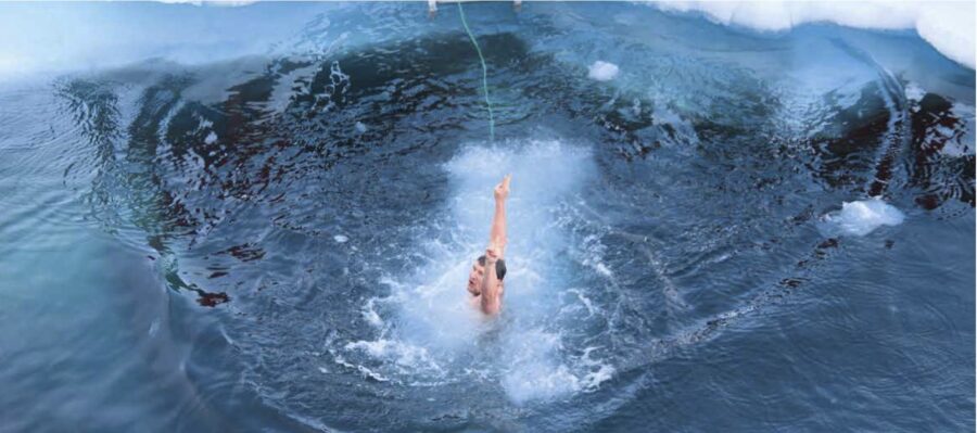 Un tuffo dove il ghiaccio è più blu. Al Polo  un rompighiaccio vi scava la piscina